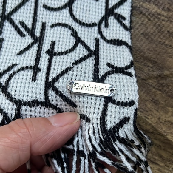 NWT Calvin Klein Reversible Scarf Black and White - Picture 10 of 12